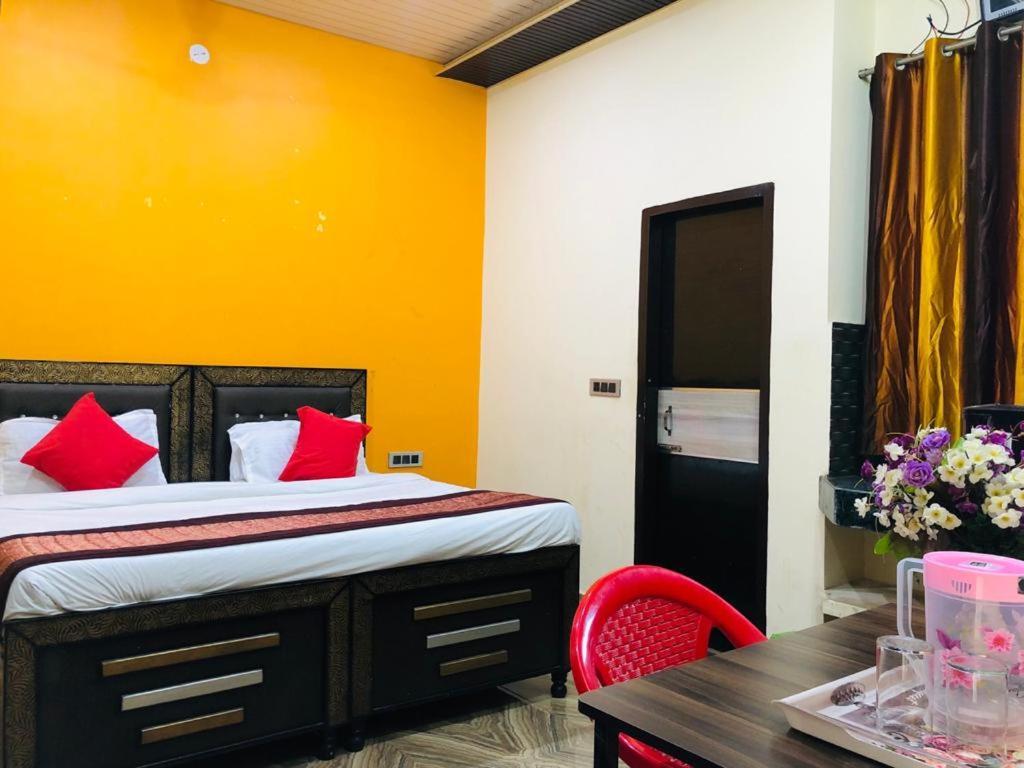 Hotel Tip Top -- Lpu Law Gate -- Family, Students, Couples Phagwāra Exterior foto